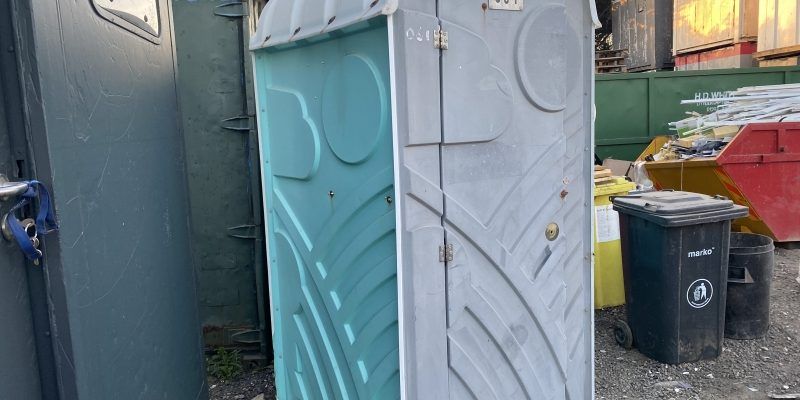 4ft x 4ft PORTABLE SINGLE TOILET / BUILDERS LOO – WITH MAINS ELECTRICS