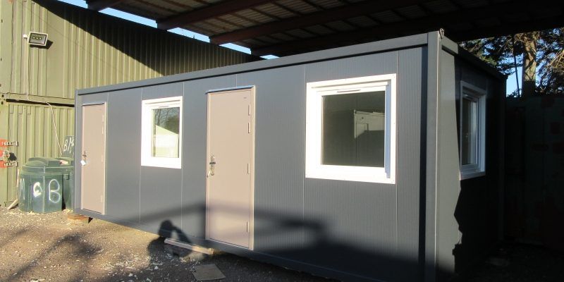 24ft x 10ft PORTABLE SITE OFFICE / SITE CABIN / PREFAB BUILDING – WITH SEPARATE TOILET