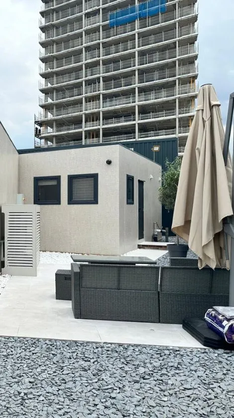 Portable business unit with high-spec exterior design